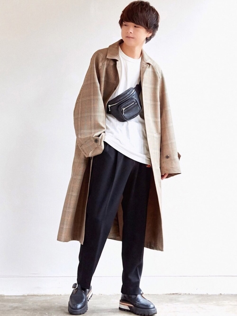「秋コーデ、秋冬、ステンカラーコート、チェック、白Tシャツ、スラックス、革靴、オーバーサイズ、キレイめ、ボディバッグ」｜「UNIQLOのクルーネックT（半袖）（Tシャツ/カットソー、ホワイト系）」を使った、げんじさん（メンズ・175cm）の秋コーディネートの1枚目の写真