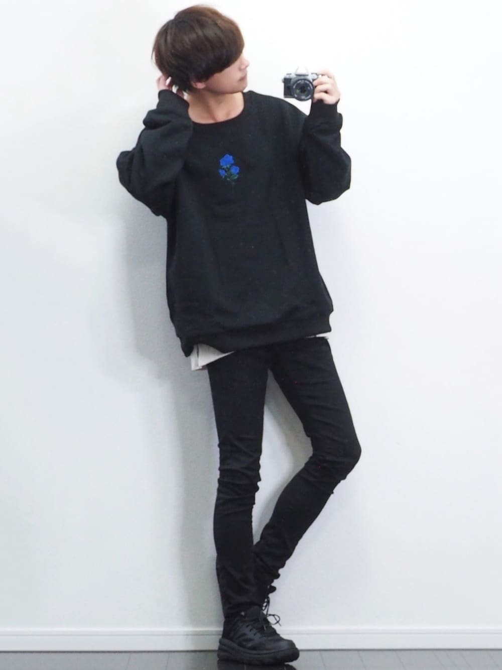 ブラック系のスウェット、ホワイト系のTシャツ/カットソー、ブラック系のデニムパンツを着用したメンズの冬コーディネートの1枚目の写真