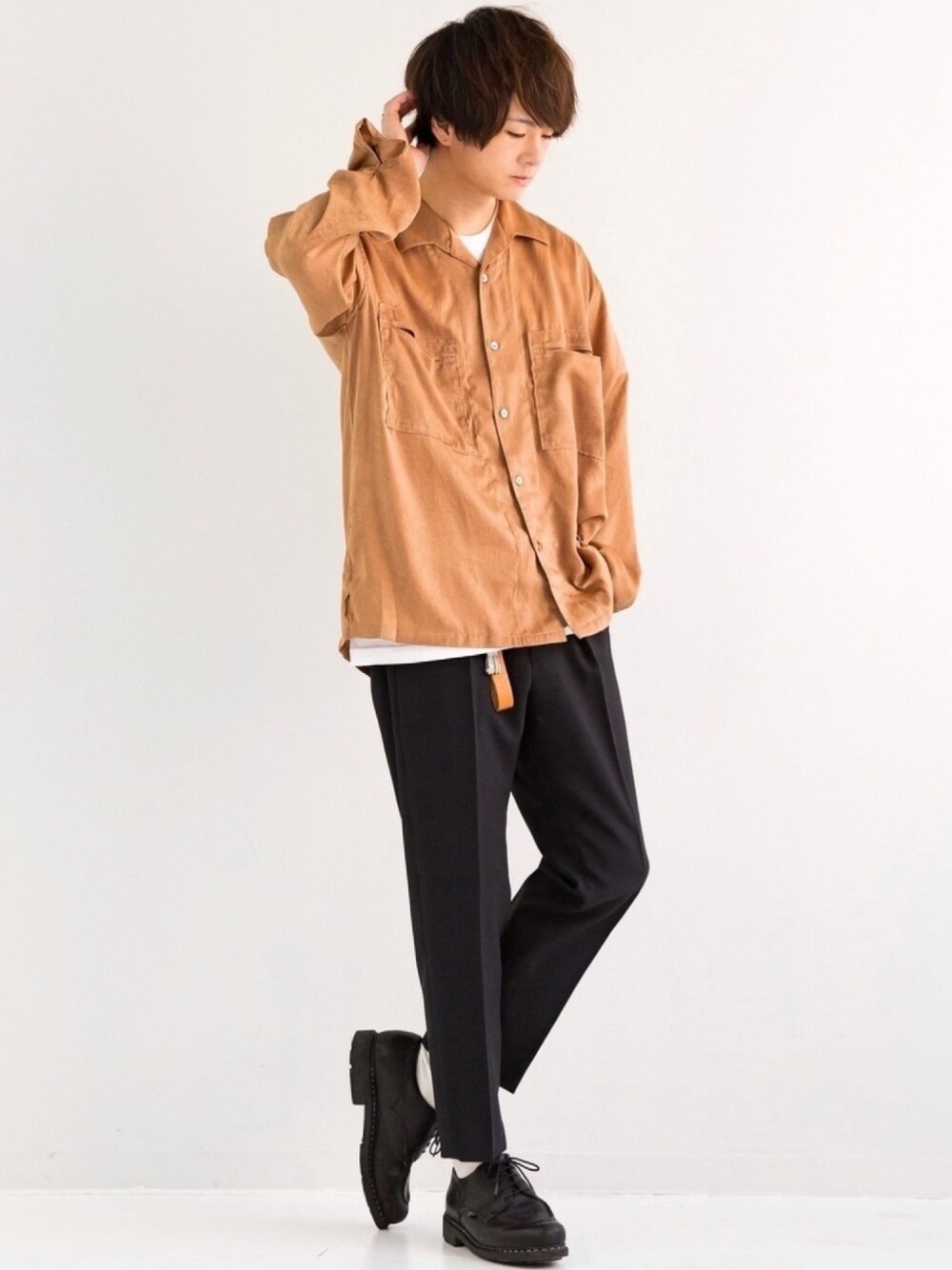 ベージュ系のシャツ/ブラウス、ホワイト系のTシャツ/カットソー、ブラック系のスラックスを着用したメンズの冬コーディネートの1枚目の写真