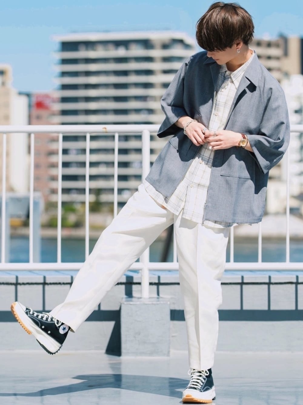 グレー系のシャツ/ブラウス、ホワイト系のシャツ/ブラウス、ホワイト系のスラックスを着用したメンズの春コーディネートの1枚目の写真