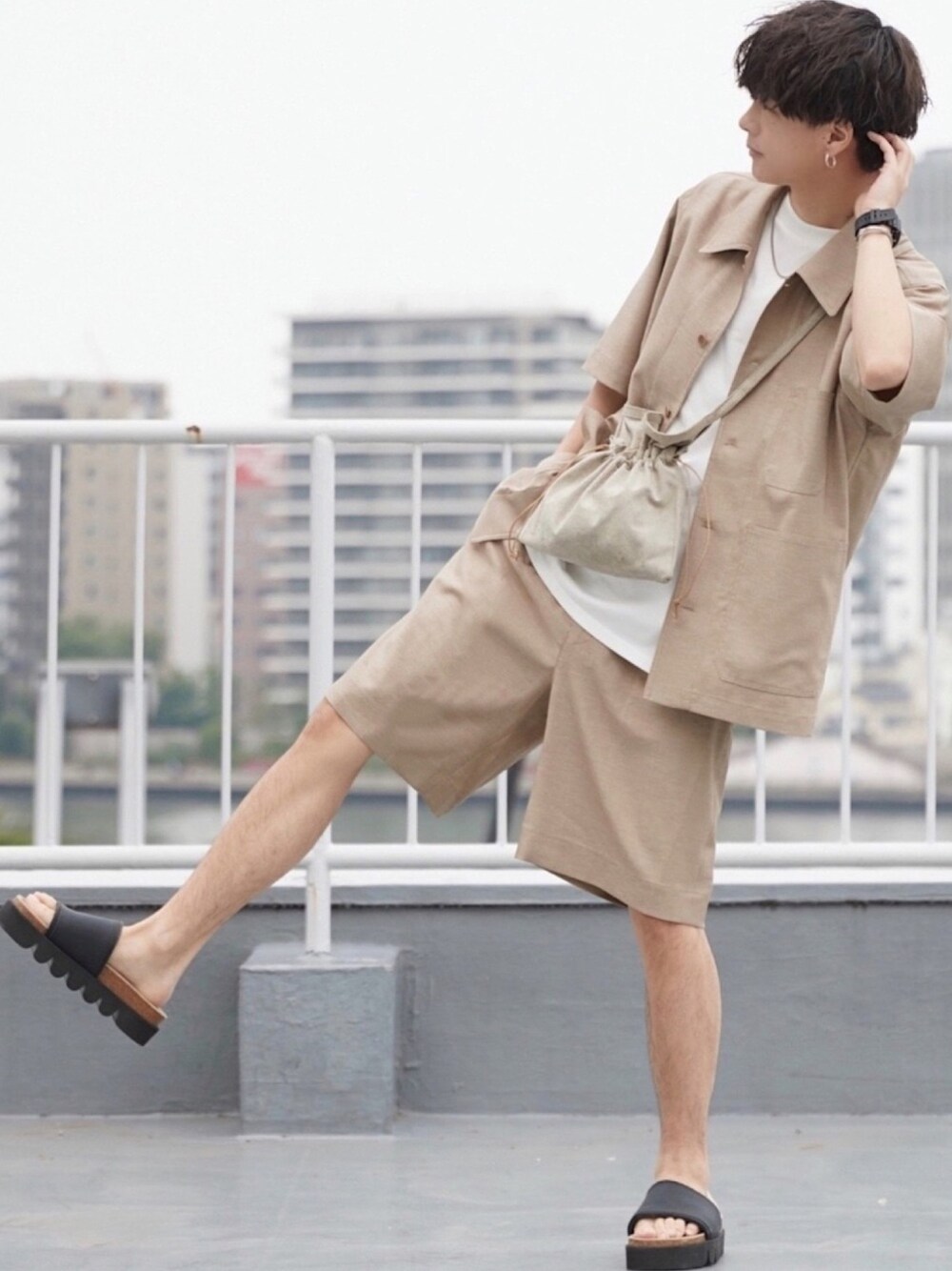 ベージュ系のシャツ/ブラウス、ホワイト系のTシャツ/カットソー、ベージュ系のその他パンツを着用したメンズの夏コーディネートの1枚目の写真