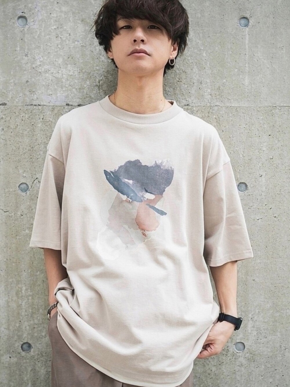 ベージュ系のTシャツ/カットソー、ベージュ系のスラックス、ホワイト系のタンクトップを着用したメンズの夏コーディネートの1枚目の写真