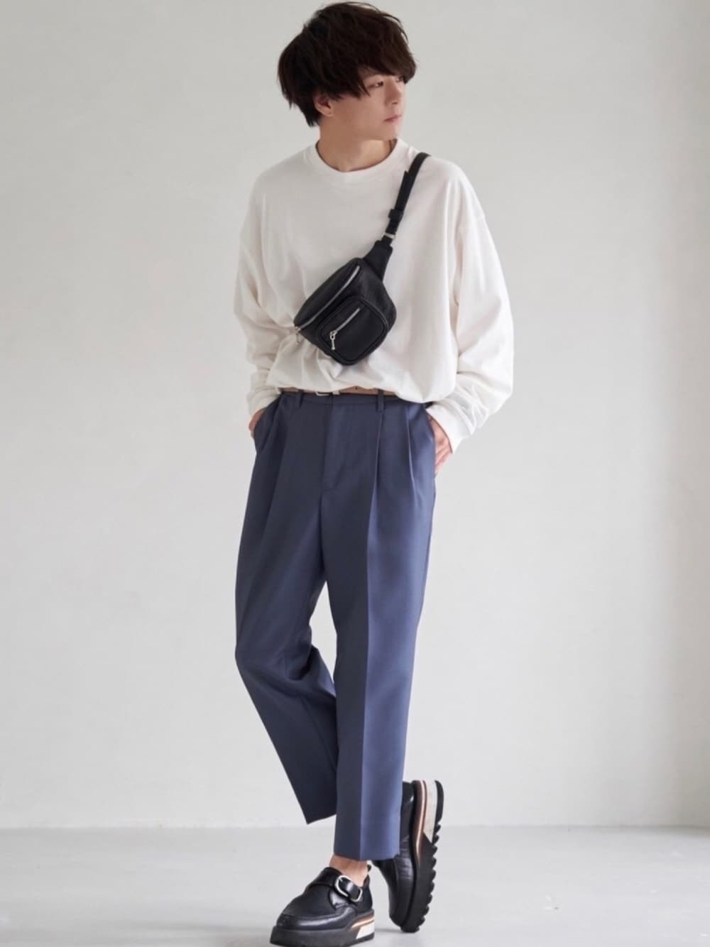 ホワイト系のTシャツ/カットソー、ブルー系のセットアップ、ブラック系のボディバッグ/ウエストポーチを着用したメンズの夏コーディネートの1枚目の写真