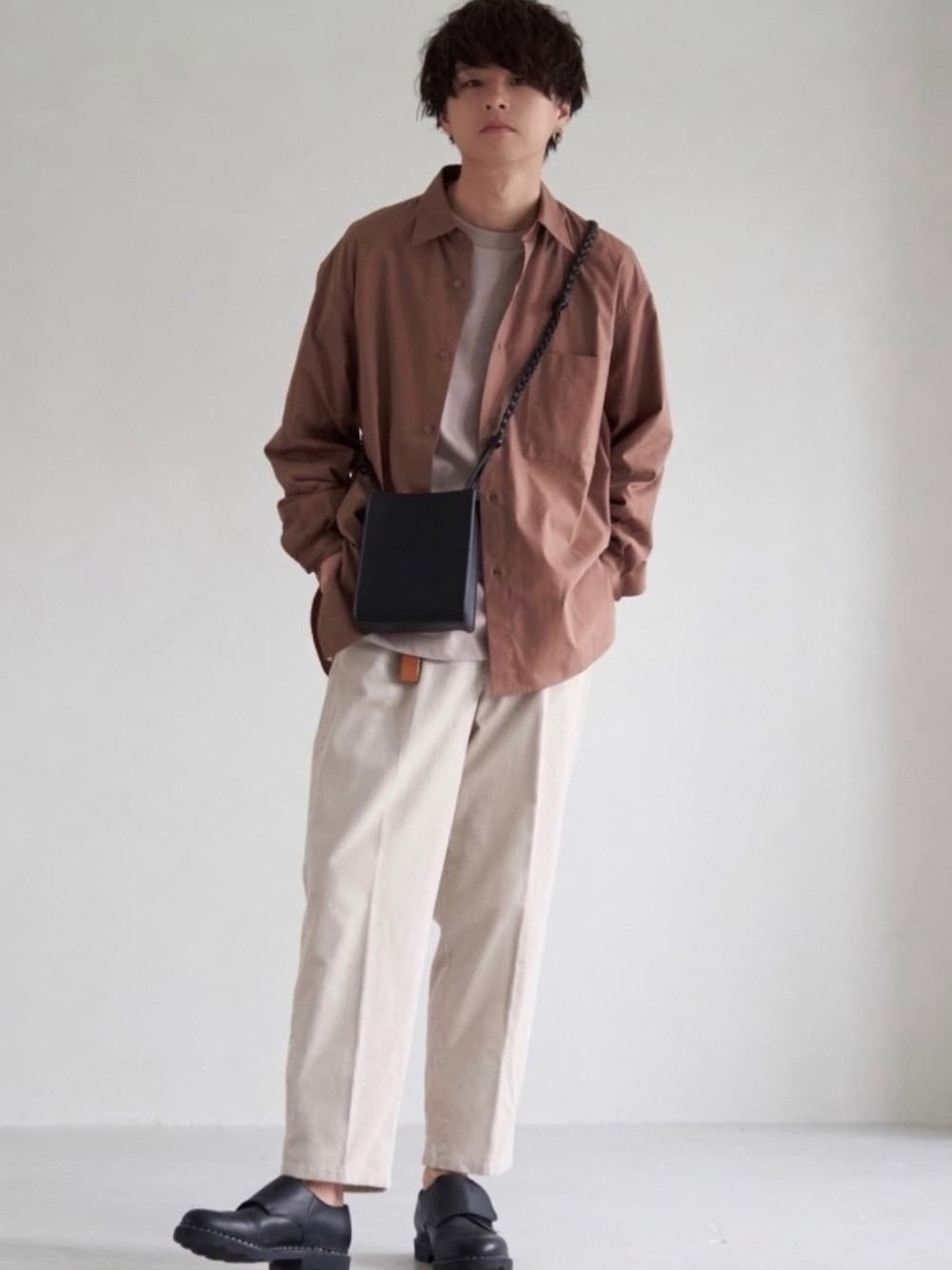 ブラウン系のシャツ/ブラウス、ブラウン系のTシャツ/カットソー、ベージュ系のセットアップを着用したメンズの秋コーディネートの1枚目の写真