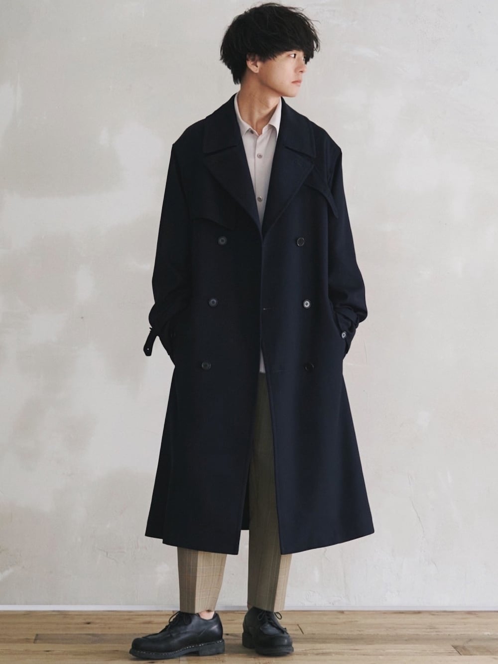 ブルー系のトレンチコート、ホワイト系のシャツ/ブラウス、ベージュ系のスラックスを着用したメンズの秋コーディネートの1枚目の写真