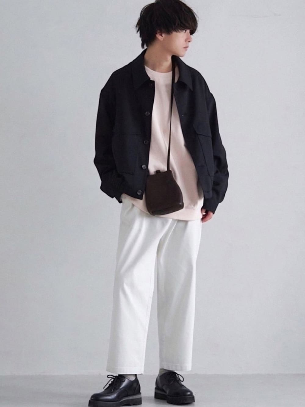 「休日スタイル、ペールトーン、淡色コーデ、ワイドパンツ、ビッグシルエット、ラフ、スラックス、ブルゾン、白パンツ、シンプルコーデ」｜「WYM LIDNMの【WYM LIDNM】PE W-POCKET WIDE BLOUSON（ブルゾン、ブラック系）」を使った、げんじさん（メンズ・175cm）の冬コーディネートの1枚目の写真