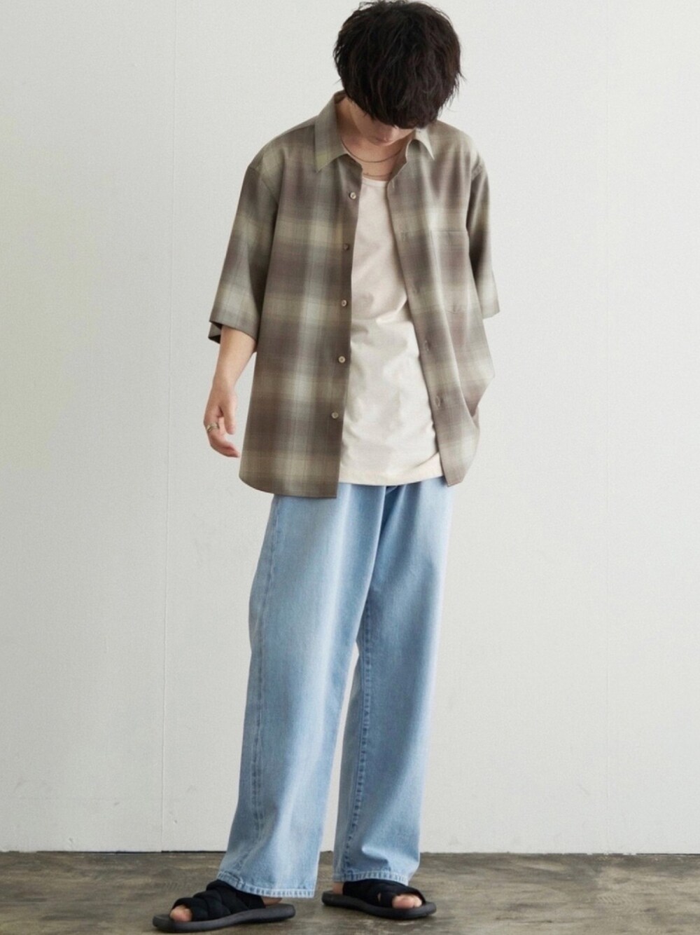 グレー系のシャツ/ブラウス、ホワイト系のタンクトップ、ブルー系のデニムパンツを着用したメンズの春コーディネートの1枚目の写真