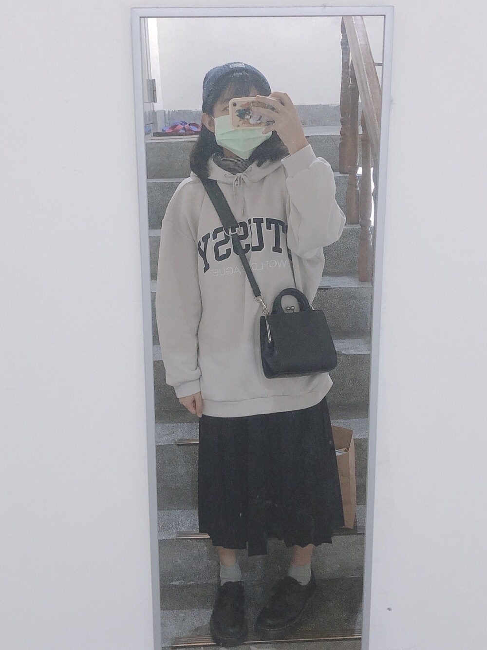 「STUSSYのアイテム（パーカー、グレー系）」を使った、Boさん（レディース・152cm）の冬コーディネートの1枚目の写真