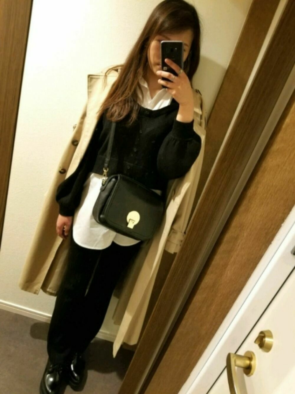 「ootd、黒、シンプルコーデ、オトナ女子、murua、SMIRNASLI、Lattice、chanel、トレンチコート、おしゃれさんと繋がりたい」｜「MURUAのカスタムウエストトレンチコート（その他アウター、ベージュ系）」を使った、R I K A*さん（レディース・163cm）の春コーディネートの1枚目の写真