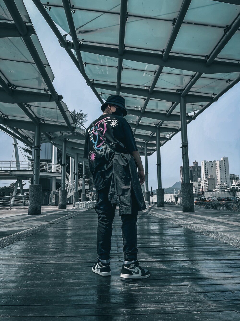 「ZARAのアイテム（Tシャツ/カットソー、ブラック系）」を使った、Luisaugstineさん（メンズ・168cm）の春コーディネートの1枚目の写真