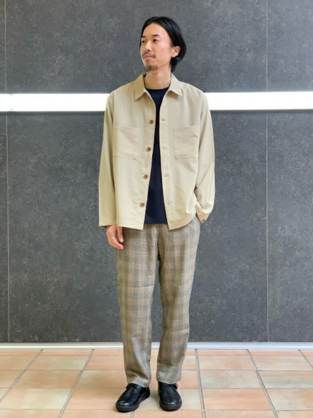 「チェック、シンプル、カバーオール、大人カジュアル、キレイめ、大人コーデ、きれいめカジュアル、シンプルコーデ、オトナカジュアル、WEARセンバツ」｜「417 EDIFICEのCARREMAN BUTCHER パンツ（その他パンツ、その他）」を使った、ふくさん（メンズ・178cm）の春コーディネートの1枚目の写真