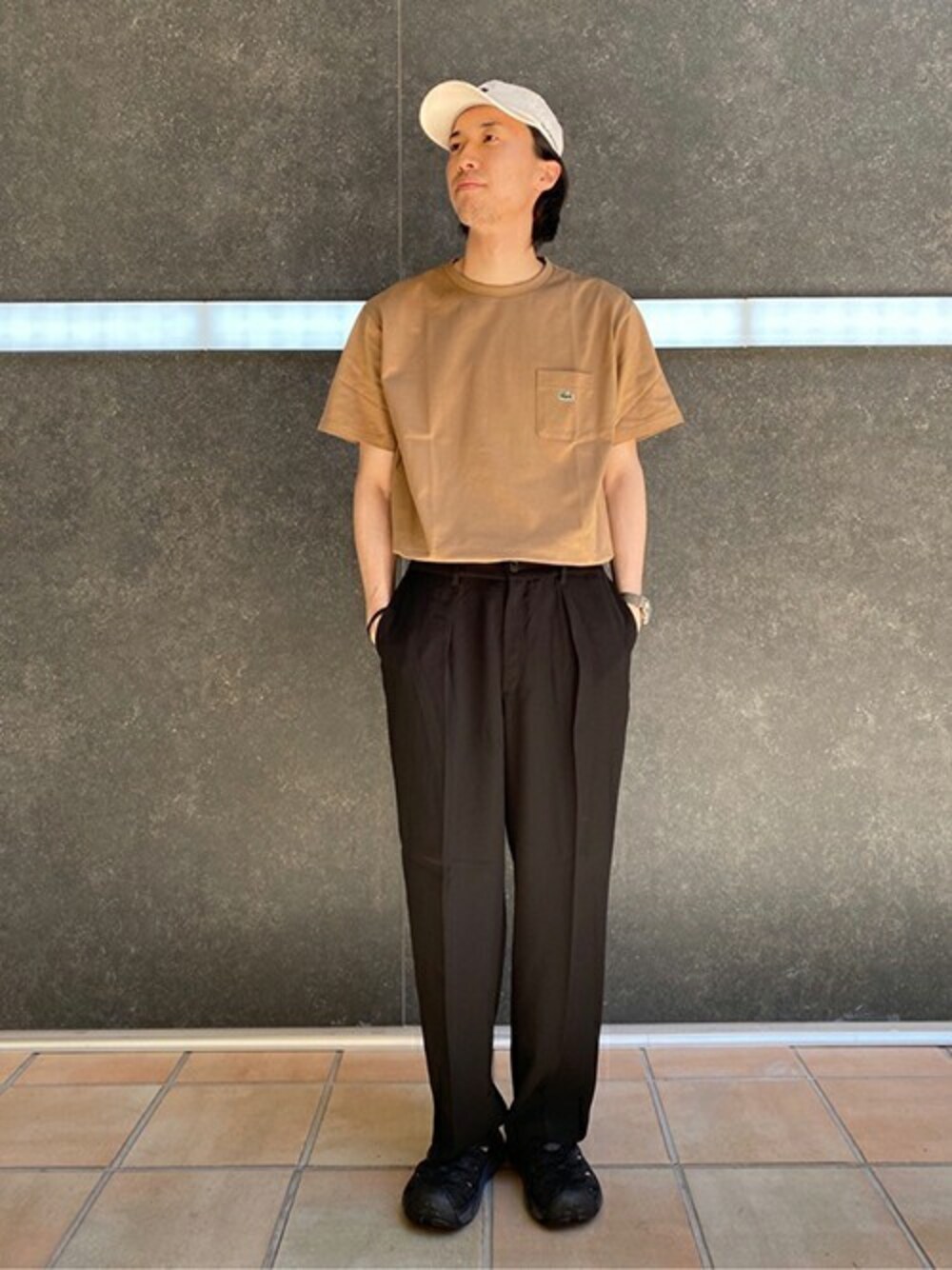 「シンプル、ブラック、キャップ、Tシャツ、大人カジュアル、休日スタイル、ブラウン、大人コーデ、夏コーデ、417 EDIFICE」｜「LACOSTEの◆【OCEANS掲載】LACOSTE / ラコステ 417 別注 POCKET TEE（Tシャツ/カットソー、ブラウン系）」を使った、ふくさん（メンズ・178cm）の春コーディネートの1枚目の写真
