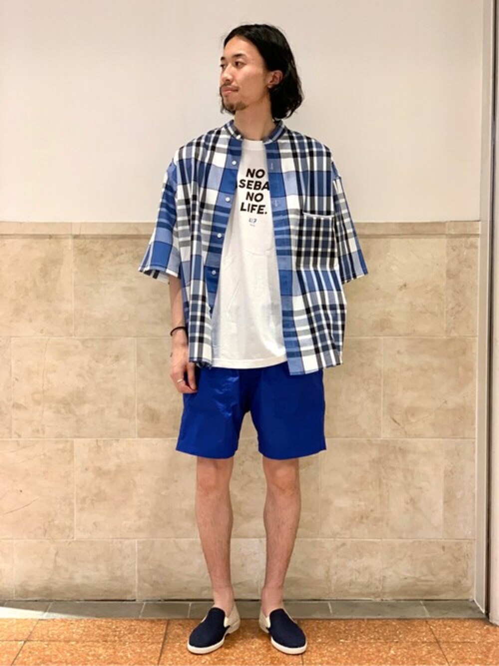 「ビッグシルエット、ショートパンツ、オーバーサイズ、スリッポン、きれいめカジュアル、シンプルコーデ、夏コーデ、gung-ho、横浜DeNAベイスターズ、417 EDIFICE」｜「417 EDIFICEの◆【BIG SHIRTS / ビックシャツ】 バンドカラーワークシャツ（シャツ/ブラウス、ブルー系）」を使った、ふくさん（メンズ・178cm）の夏コーディネートの1枚目の写真