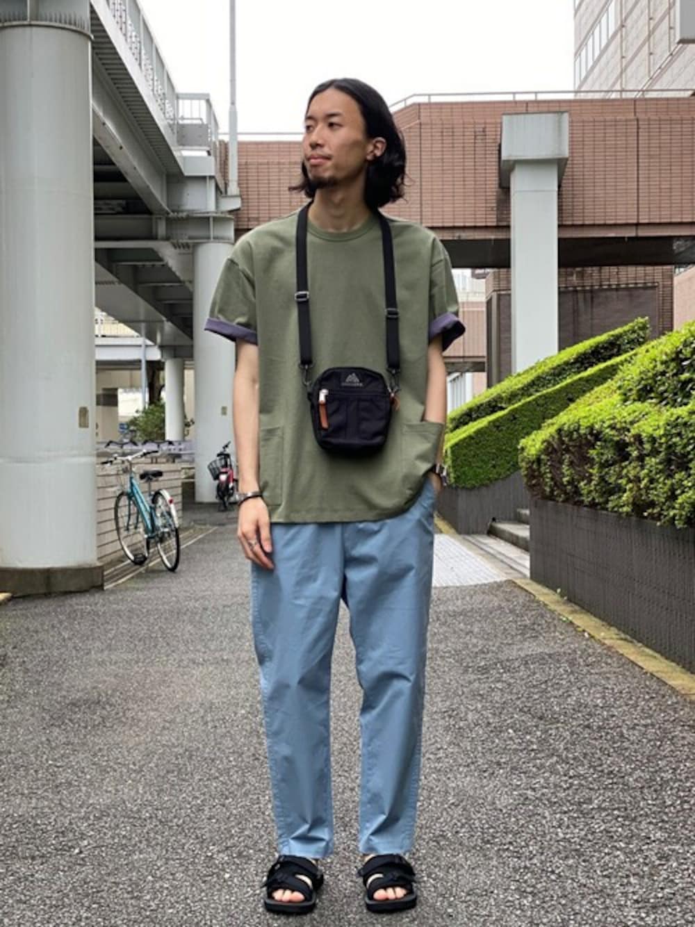 ブルー系のその他パンツ、グリーン系のTシャツ/カットソー、ブラック系のショルダーバッグを着用したメンズの夏コーディネートの1枚目の写真