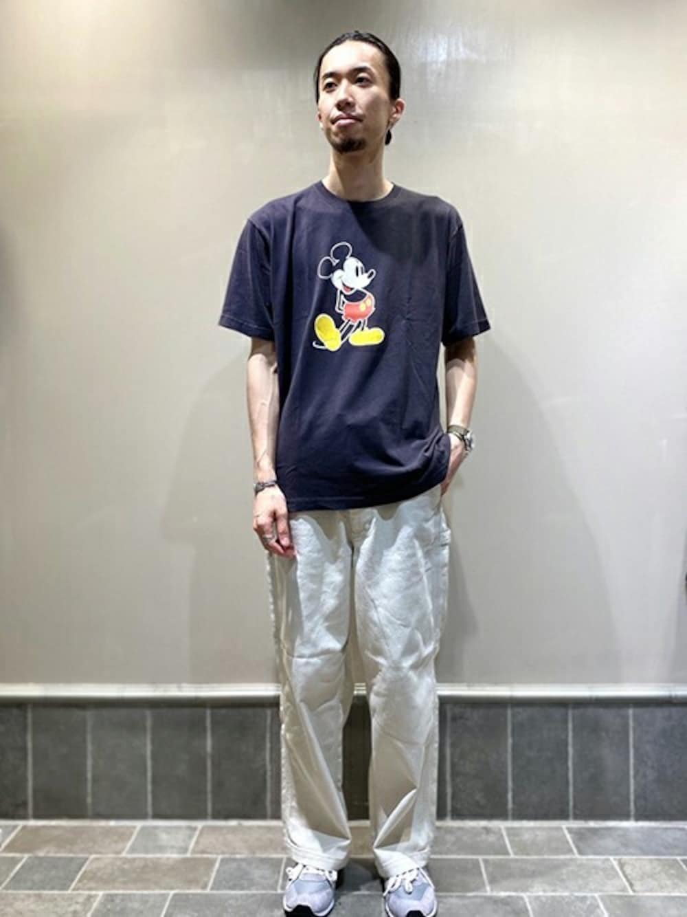 ブラック系のTシャツ/カットソー、ホワイト系のその他パンツ、グレー系のスニーカーを着用したメンズの夏コーディネートの1枚目の写真