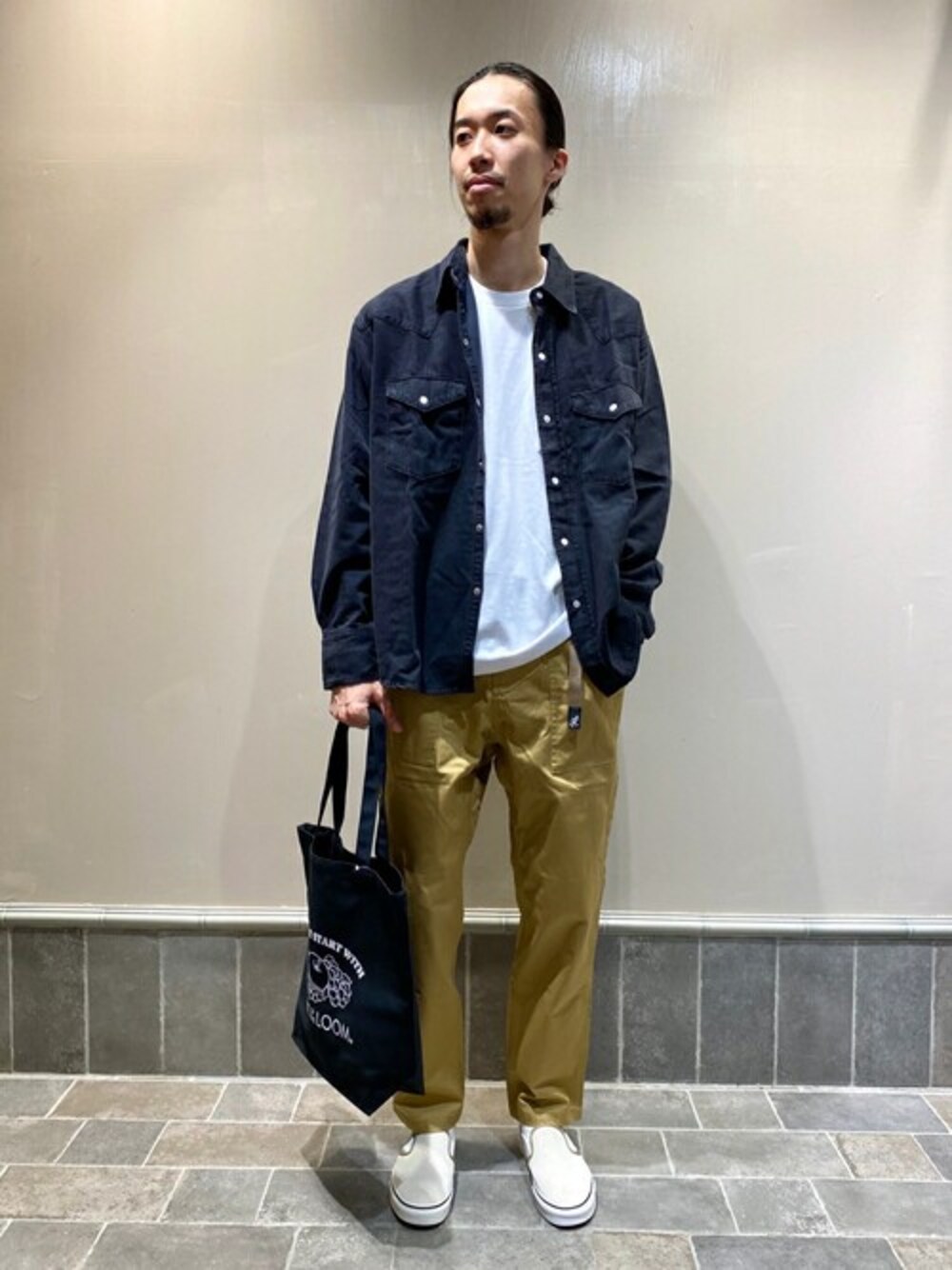 「VANS、別注、デニムシャツ、休日コーデ、グラミチ、ダントン、ラングラー、ウエスタンシャツ、フルーツオブザルーム」｜「Wranglerの◆【Wrangler / ラングラー】 417 別注 DENIM WEASTERN SHIRT（シャツ/ブラウス、ブラック系）」を使った、ふくさん（メンズ・178cm）の秋コーディネートの1枚目の写真