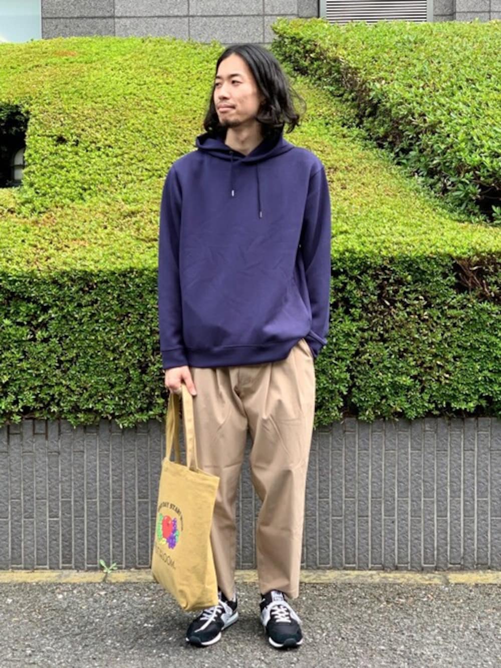 「トートバッグ、New Balance、タックパンツ、休日コーデ、リラックススタイル、ダンボール、フルーツオブザルーム」｜「417 EDIFICEの◆ライトダンボール プルオーバーパーカー（パーカー、ブルー系）」を使った、ふくさん（メンズ・178cm）の秋コーディネートの1枚目の写真