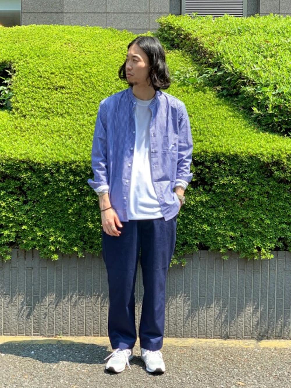 ブルー系のその他パンツ、ブルー系のシャツ/ブラウス、ホワイト系のTシャツ/カットソーを着用したメンズの秋コーディネートの1枚目の写真