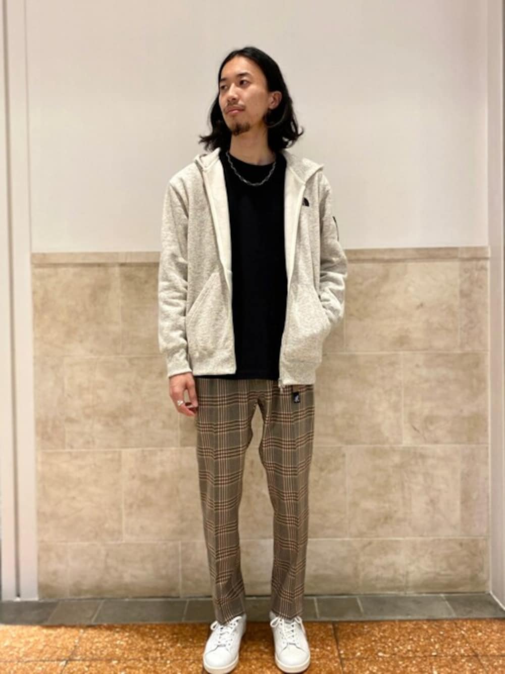 ホワイト系のTシャツ/カットソー、ブラック系のTシャツ/カットソー、ベージュ系のスラックスを着用したメンズの秋コーディネートの1枚目の写真