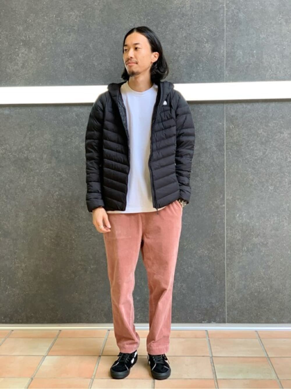「VANS、ダウンジャケット、コーデュロイパンツ、ノースフェイス、417 by EDIFICE、くすみカラー、秋コーデ、オータムカラー、417 EDIFICE」｜「THE NORTH FACEの【THE NORTH FACE / ザ ノースフェイス】 THUNDER HOODIE（ブルゾン、ブラック系）」を使った、ふくさん（メンズ・178cm）の秋コーディネートの1枚目の写真