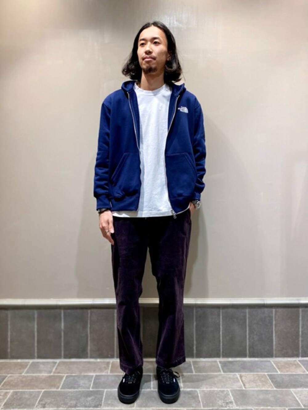 「VANS、パーカー、コーデュロイパンツ、ノースフェイス、フーディー、417 by EDIFICE、秋コーデ、オータムカラー、417 EDIFICE」｜「THE NORTH FACEの【THE NORTH FACE / ザ ノースフェイス】 SQUARE LOGO FULLZIP（Tシャツ/カットソー、ブルー系）」を使った、ふくさん（メンズ・178cm）の秋コーディネートの1枚目の写真