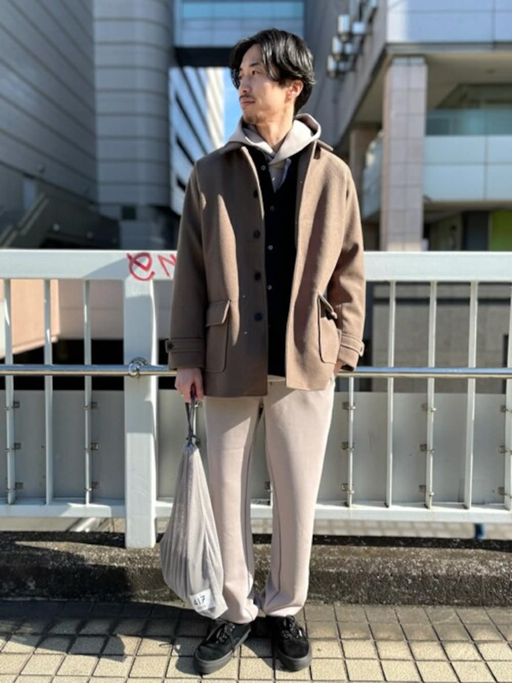 「スウェットパンツ、セットアップ、ワンマイルウェア、パーカーコーデ、くすみカラー、417 EDIFICE、おうち時間、おうちファッション」｜「417 EDIFICEの◆ワンマイルダンボールセットアップ（パーカー、ベージュ系）」を使った、ふくさん（メンズ・178cm）の冬コーディネートの1枚目の写真