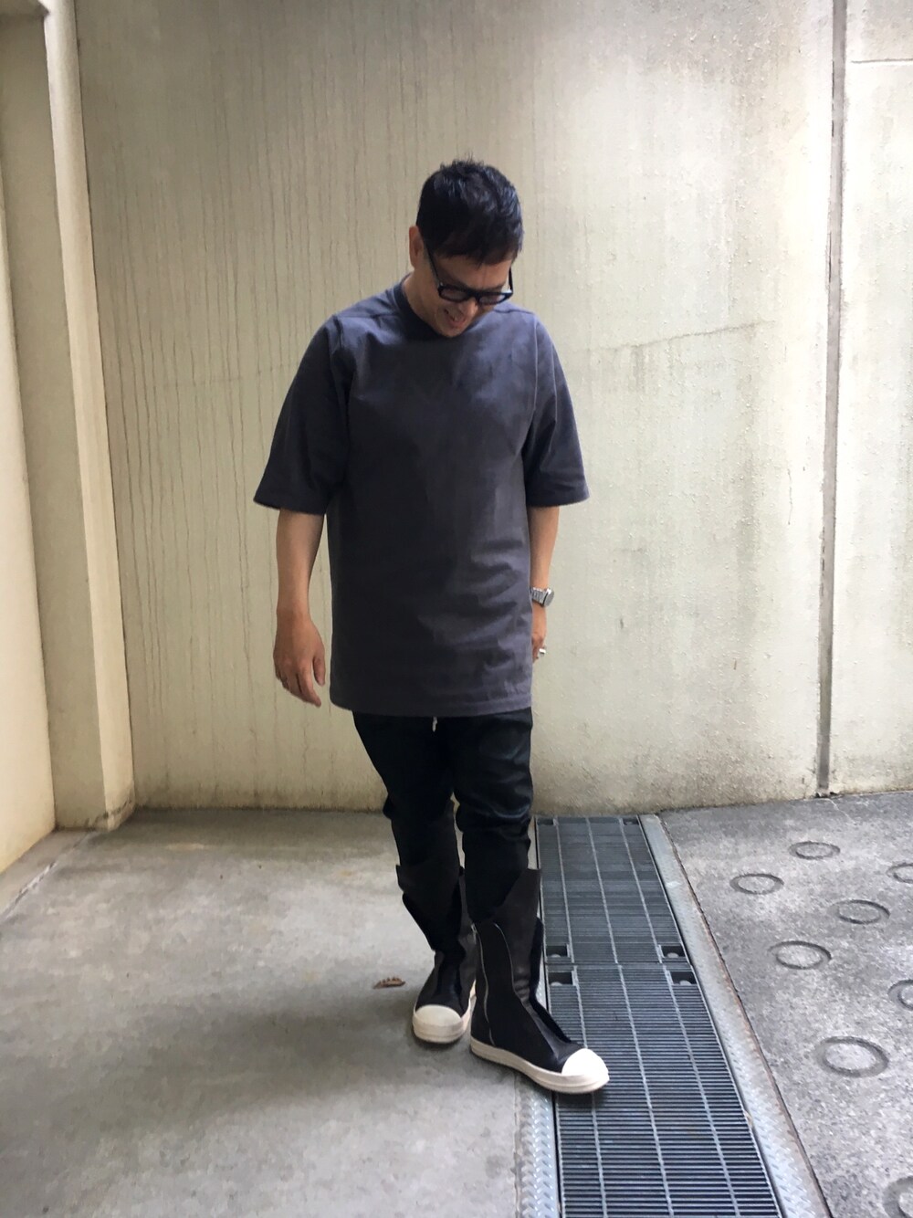 「シンプル、RICK OWENS」｜「Rick Owensのアイテム（Tシャツ/カットソー、グレー系）」を使った、nordexpressさん（メンズ・175cm）の春コーディネートの1枚目の写真