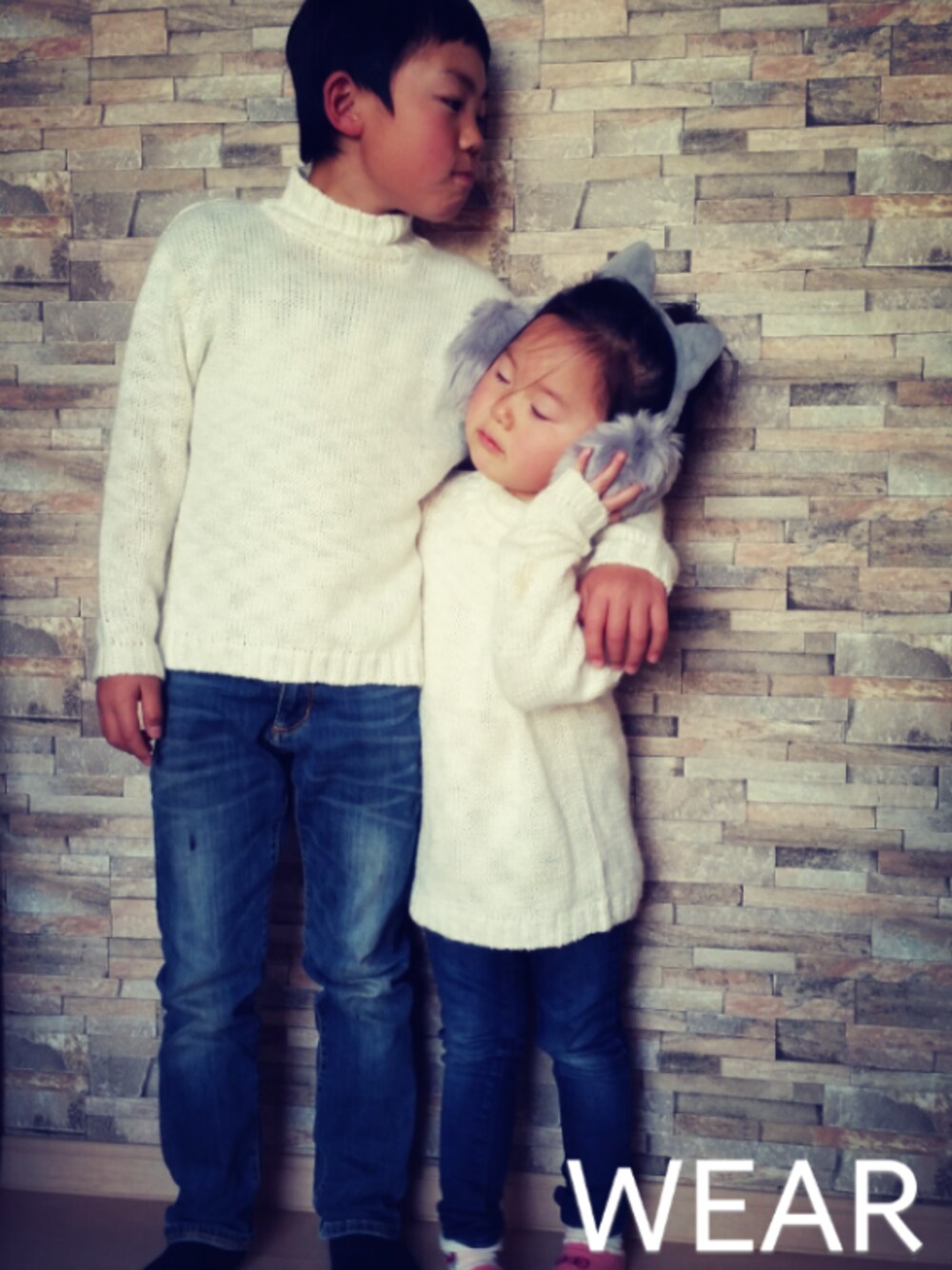 ホワイト系のニット/セーター、ブルー系のその他パンツ、グレー系のイヤーマフを着用したキッズの冬コーディネートの1枚目の写真