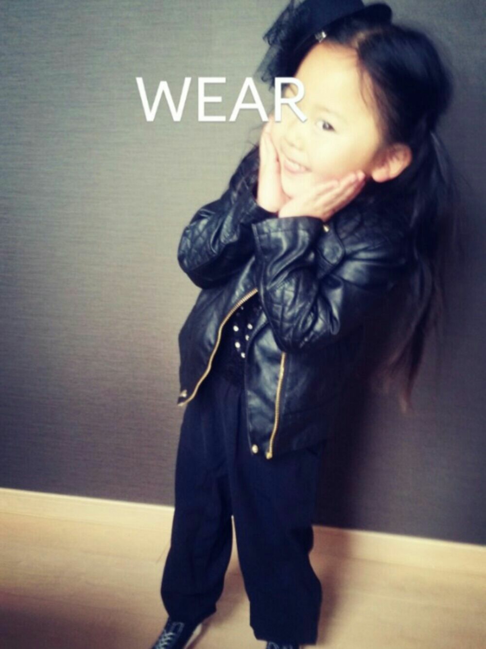 ブラック系のサロペット/オーバーオール、ブラック系のノーカラージャケット、ブラック系のソックス/靴下を着用したキッズの春コーディネートの1枚目の写真