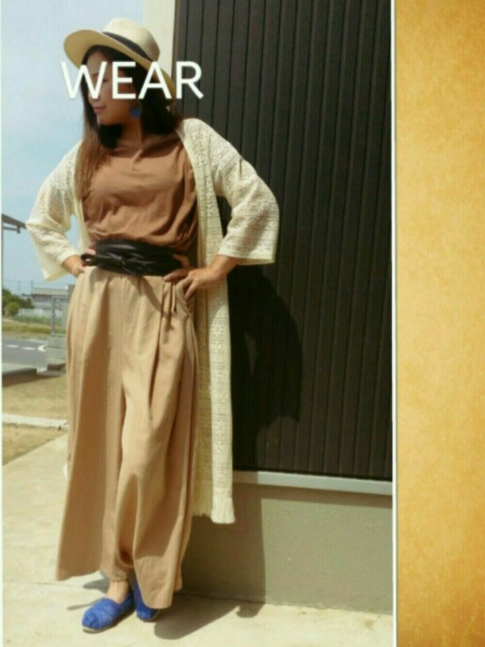 ブラウン系のTシャツ/カットソー、ベージュ系のその他パンツ、ブルー系のその他シューズを着用したレディースの夏コーディネートの1枚目の写真