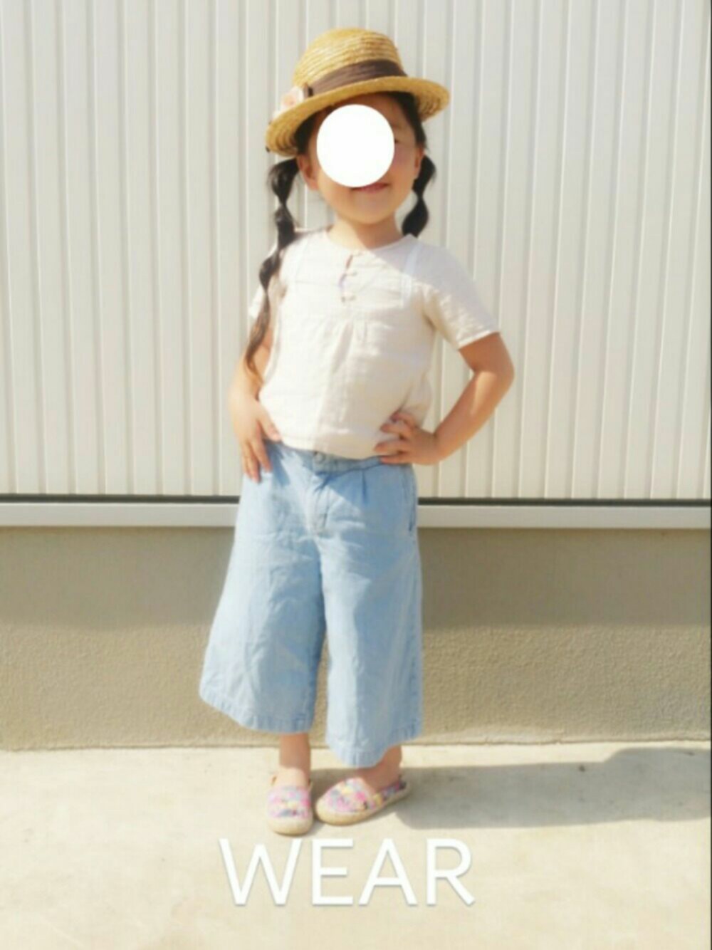 ベージュ系のTシャツ/カットソー、その他のその他シューズ、ブルー系のデニムパンツを着用したキッズの夏コーディネートの1枚目の写真