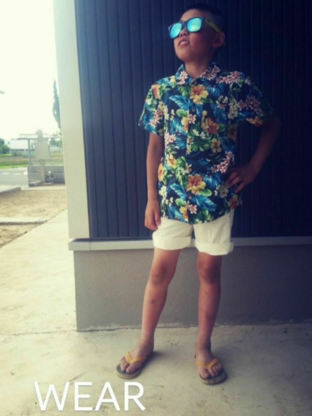 ホワイト系のその他パンツ、その他のシャツ/ブラウス、グリーン系のビーチサンダルを着用したキッズの夏コーディネートの1枚目の写真