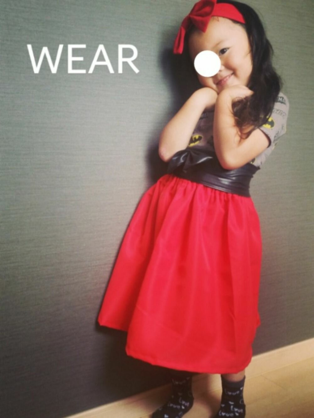 レッド系のスカート、グレー系のTシャツ/カットソー、レッド系のヘアバンドを着用したキッズの夏コーディネートの1枚目の写真