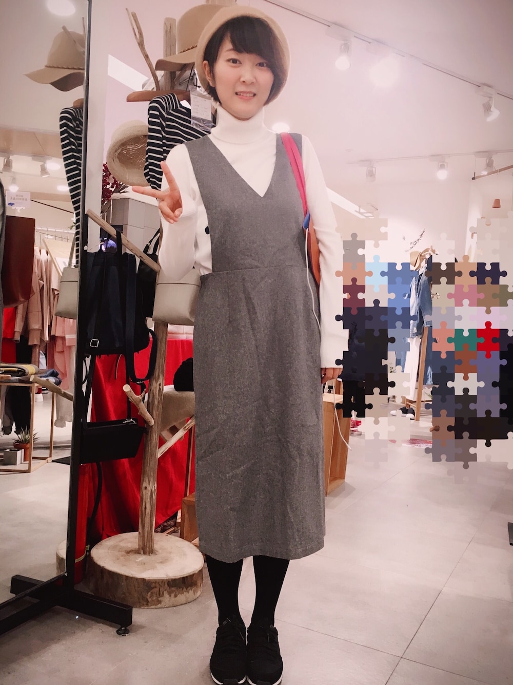 ブラウン系のショルダーバッグ、ホワイト系のニット/セーター、グレー系のワンピースを着用したレディースの冬コーディネートの1枚目の写真