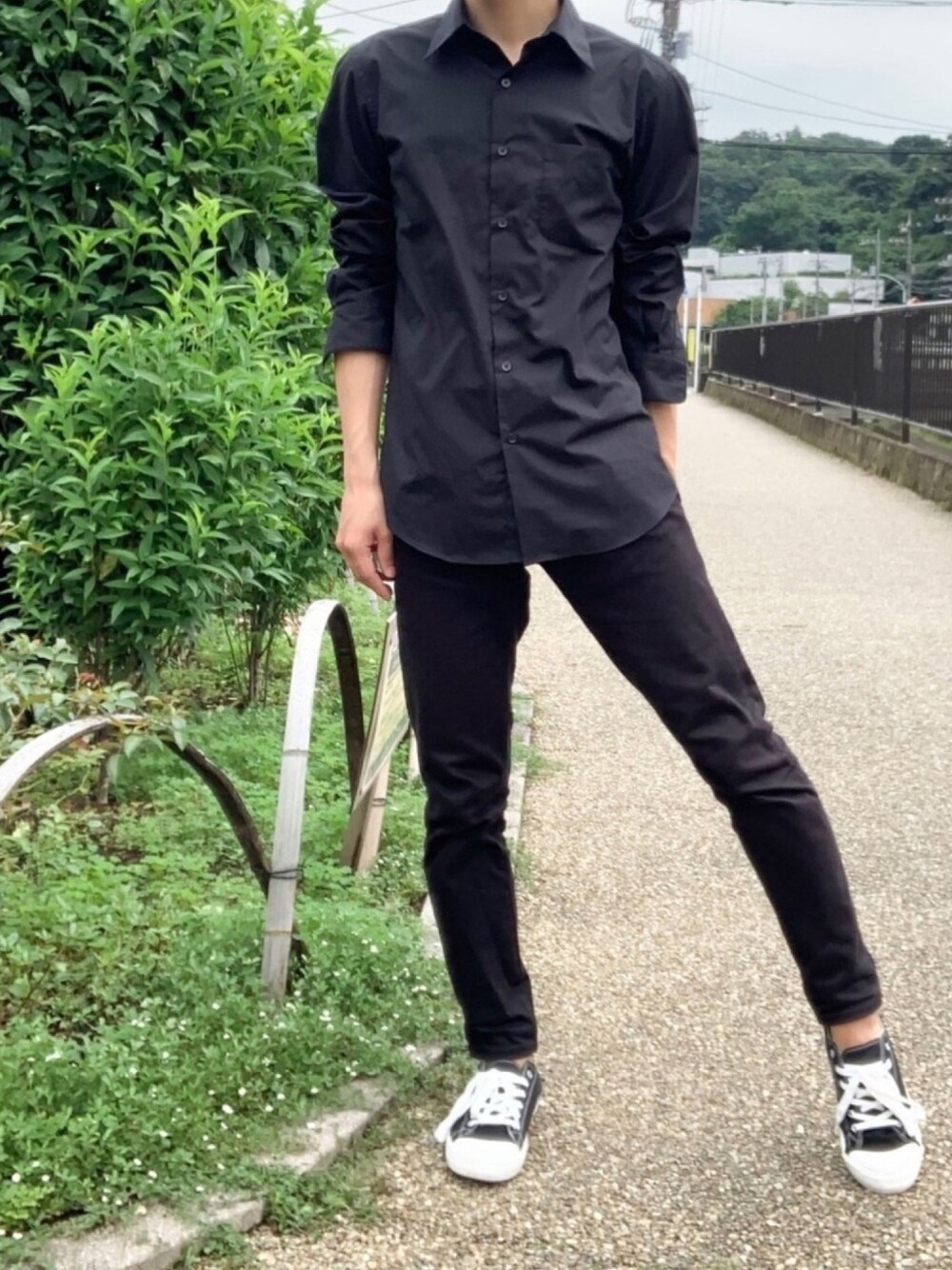 ブラック系のシャツ/ブラウス、ブラック系のデニムパンツ、ブラック系のシューズを着用したメンズの夏コーディネートの1枚目の写真