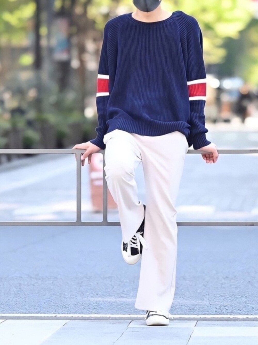 「春、シンプルコーデ、ゆるコーデ、休日コーデ、ラフ、GU、白パンツ、きれいめカジュアル、いいね、save、フォローお願いします🤑、おしゃれさんと繋がりたい」｜「G.O.Cのビッグシルエット クルーネック ドルマンニット（ニット/セーター、ブルー系）」を使った、MASAさん（メンズ・171cm）の春コーディネートの1枚目の写真