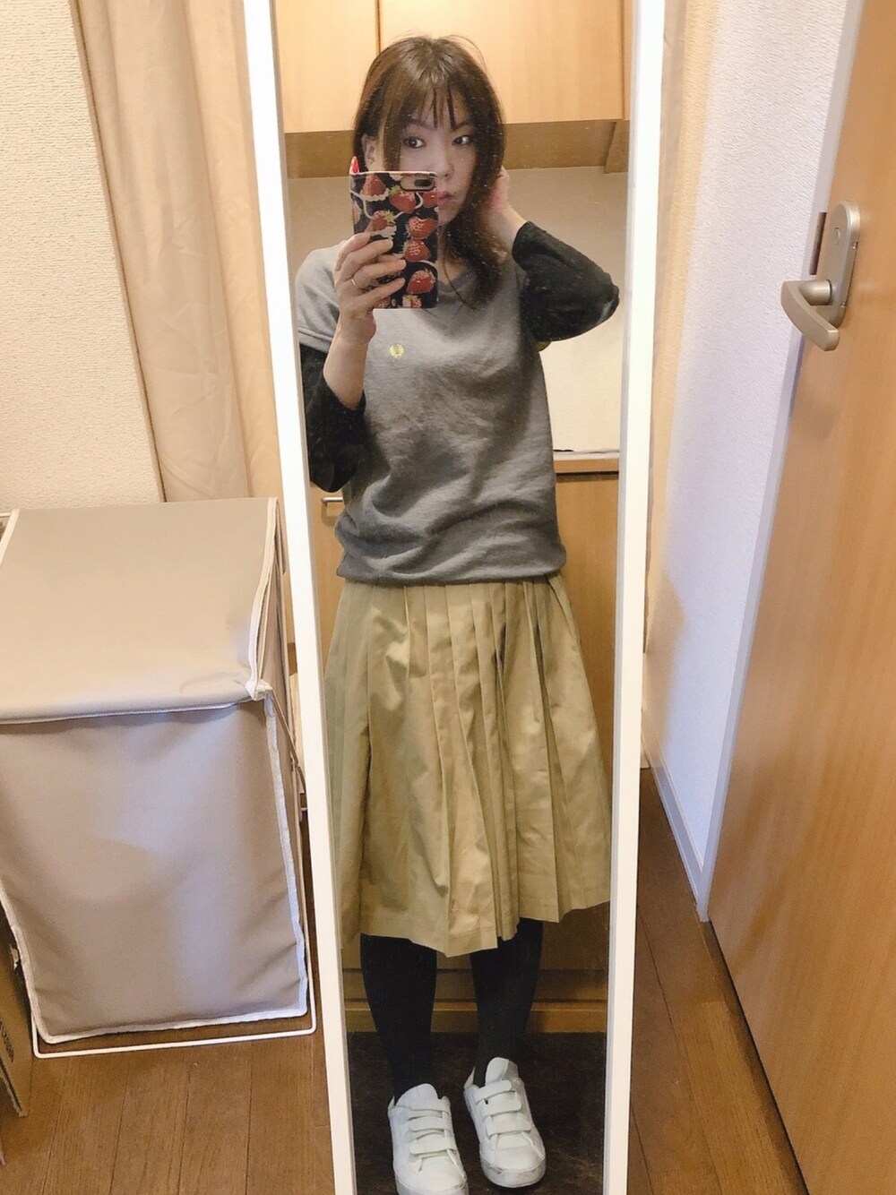 「フレッドペリー、フレッドペリー(FRED PERRY)、FRED PERRY、ローリーズファーム(LOWRYS FARM)、LOWRYS FARM、アディダス、adidas originals、adidas、アディダスオリジナルス、プリーツスカート」｜「FRED PERRYのアイテム（スウェット、グレー系）」を使った、とらぱんさん（レディース・161cm）の秋コーディネートの1枚目の写真