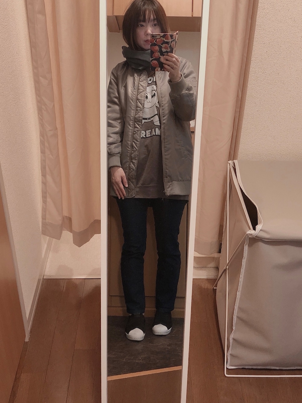 グリーン系のMA-1、グレー系のスウェット、ブルー系のデニムパンツを着用したレディースの秋コーディネートの1枚目の写真