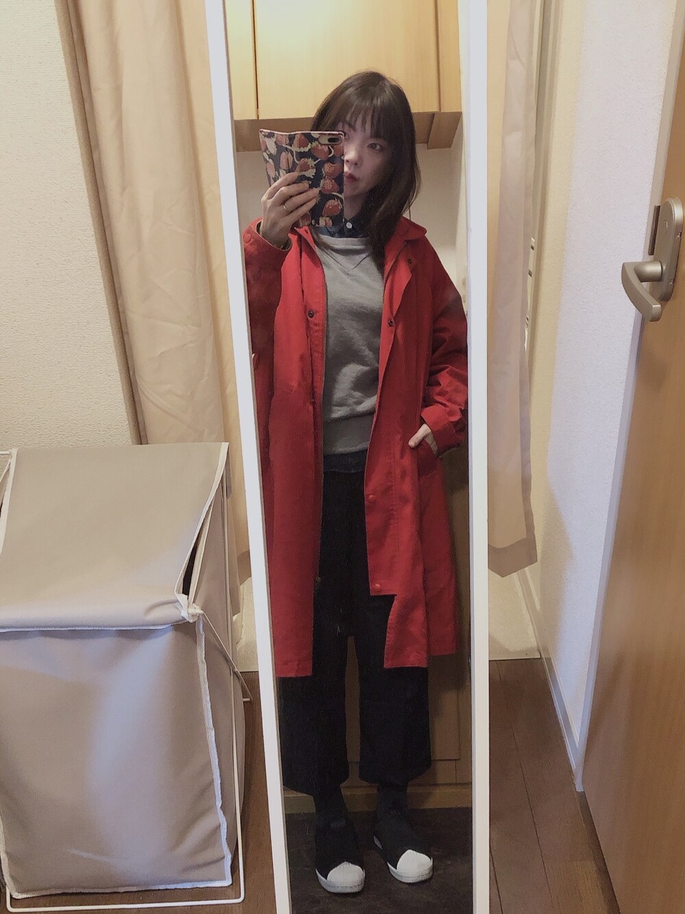 「ケービーエフ(KBF)、ケービーエフ、KBF、フレッドペリー、フレッドペリー(FRED PERRY)、FRED PERRY、アディダス、アディダスオリジナルス、アディダス(adidas)、adidas originals」｜「KBFのKBF+ デニムシャツ（シャツ/ブラウス、ブルー系）」を使った、とらぱんさん（レディース・161cm）の冬コーディネートの1枚目の写真