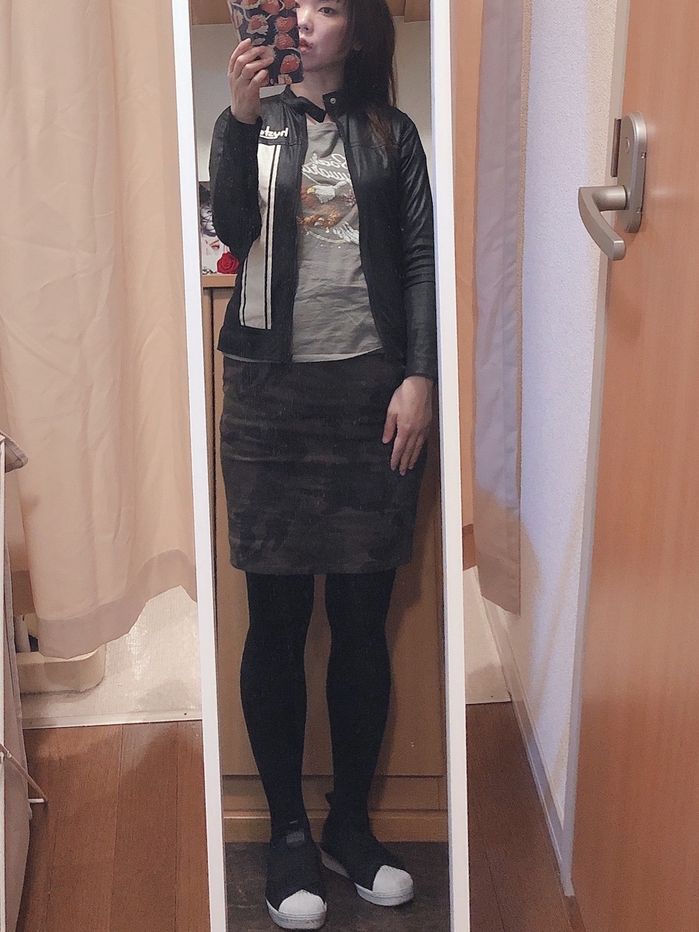 ブラック系のジャケット/アウター、グリーン系のTシャツ/カットソー、その他のスカートを着用したレディースの春コーディネートの1枚目の写真