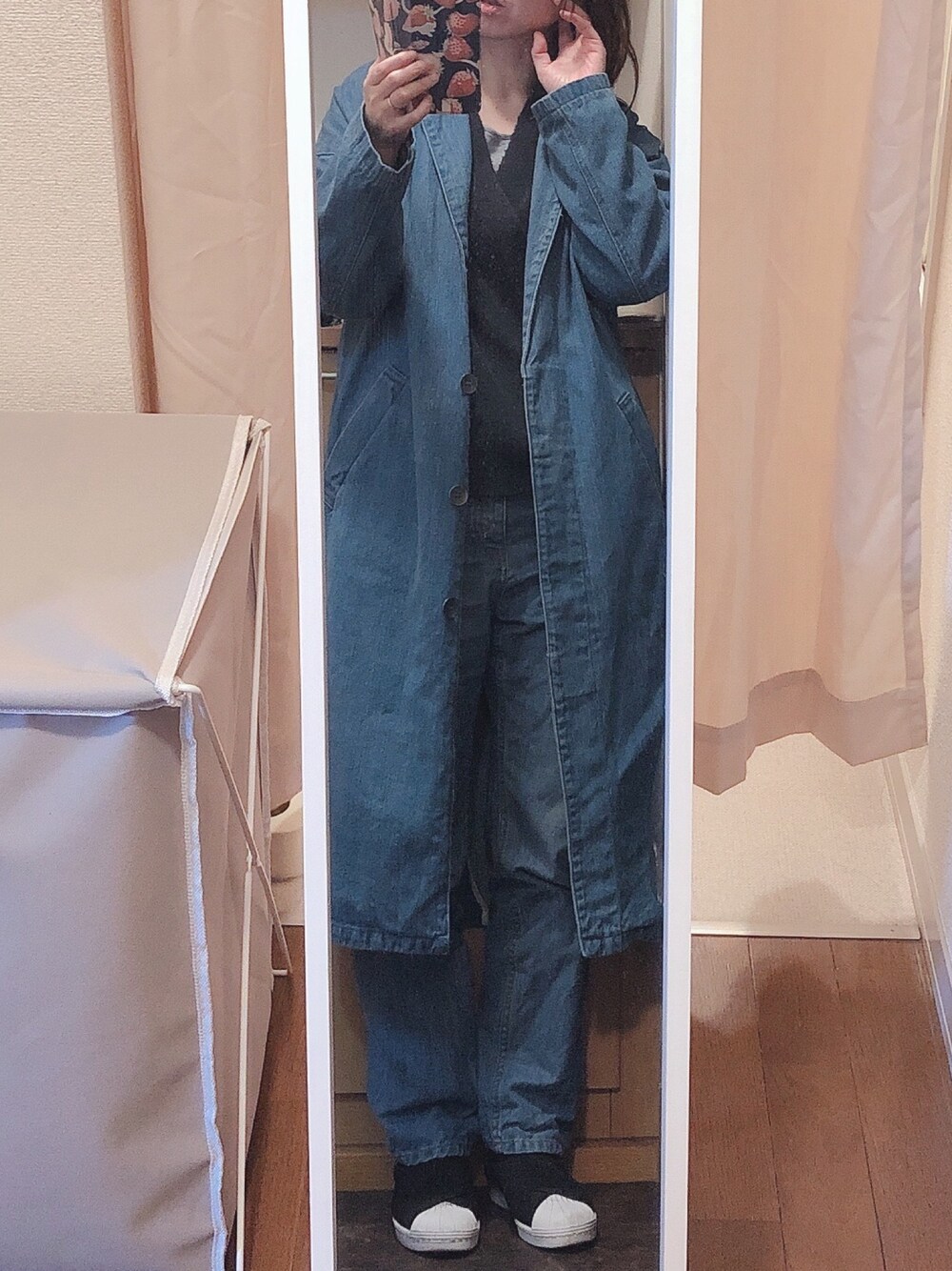 グレー系のカーディガン/ボレロ、ブルー系のパンツ、ブラック系のスニーカーを着用したレディースの春コーディネートの1枚目の写真