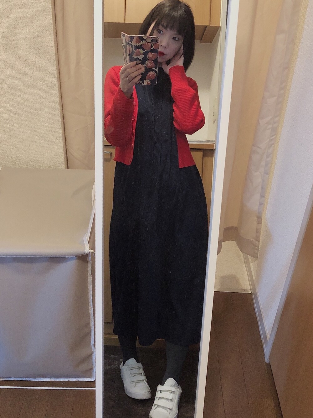 「おうちファッション、カーディガン、ケービーエフ(KBF)、ケービーエフ、KBF、ダズリン、ダズリン(dazzlin)、dazzlin」｜「dazzlinのVネックマルチボタンカーデ（カーディガン/ボレロ、レッド系）」を使った、とらぱんさん（レディース・161cm）の春コーディネートの1枚目の写真