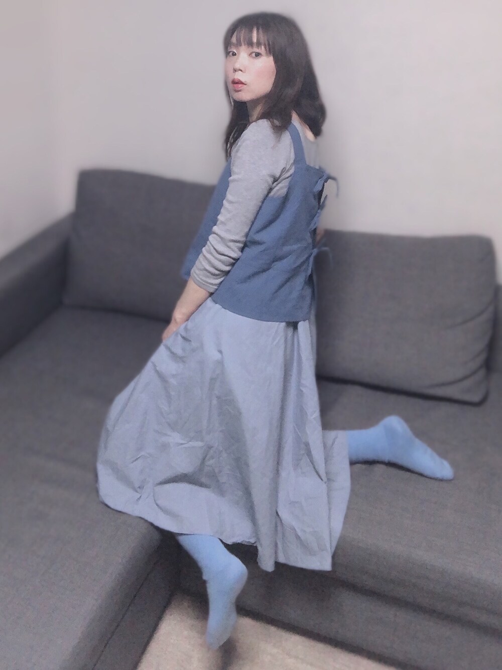 グレー系のTシャツ/カットソー、ブルー系のタンクトップ、ブルー系のワンピースを着用したレディースの春コーディネートの1枚目の写真