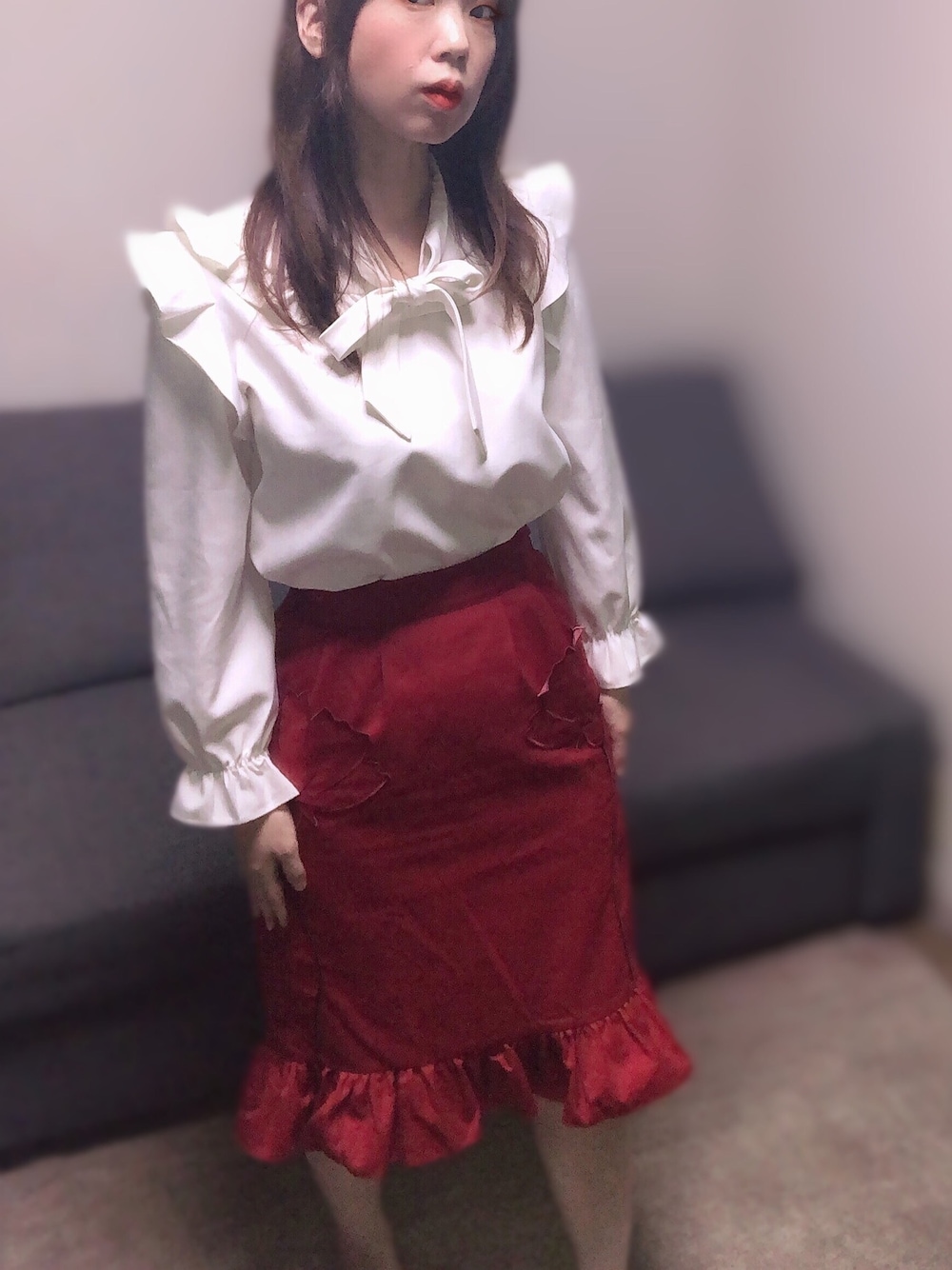「ミルク、milk、アンミール、anmille、赤いスカート、赤スカート、タイトスカート、白ブラウス、フリル、フリルブラウス」｜「AnMILEのアイテム（シャツ/ブラウス、ホワイト系）」を使った、とらぱんさん（レディース・161cm）の春コーディネートの1枚目の写真