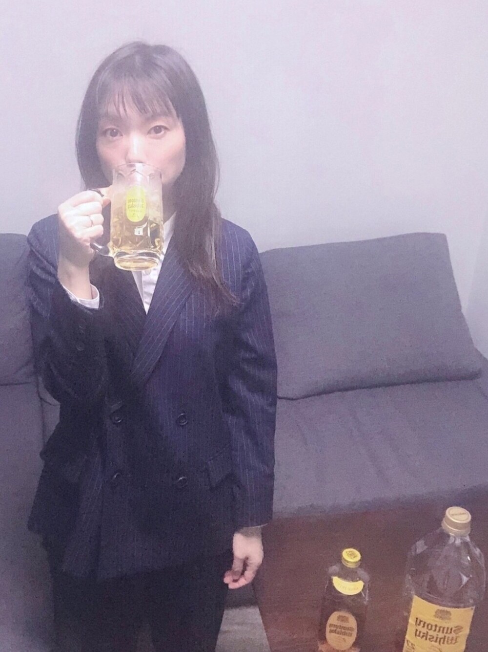 「おうちファッション、パンツスタイル、スーツスタイル、スーツ、スーツコーデ、ケービーエフ(KBF)、ケービーエフ、KBF、宅飲み、セットアップ」｜「KBFのアイテム（スーツジャケット、ブルー系）」を使った、とらぱんさん（レディース・161cm）の春コーディネートの1枚目の写真