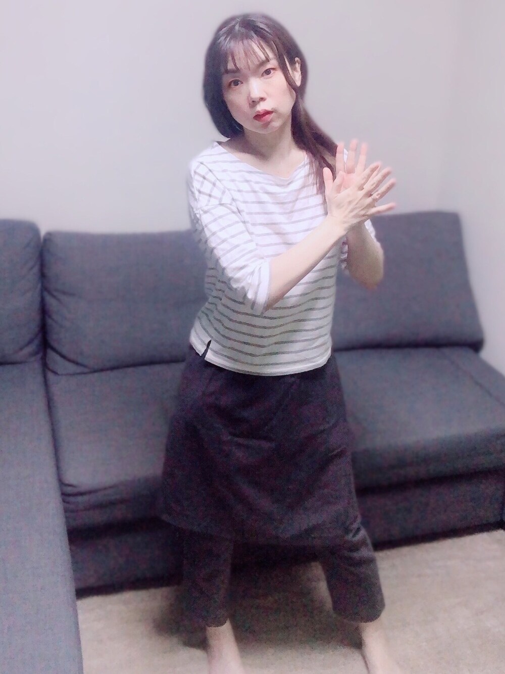 グレー系のTシャツ/カットソー、グレー系のその他パンツを着用したレディースの夏コーディネートの1枚目の写真