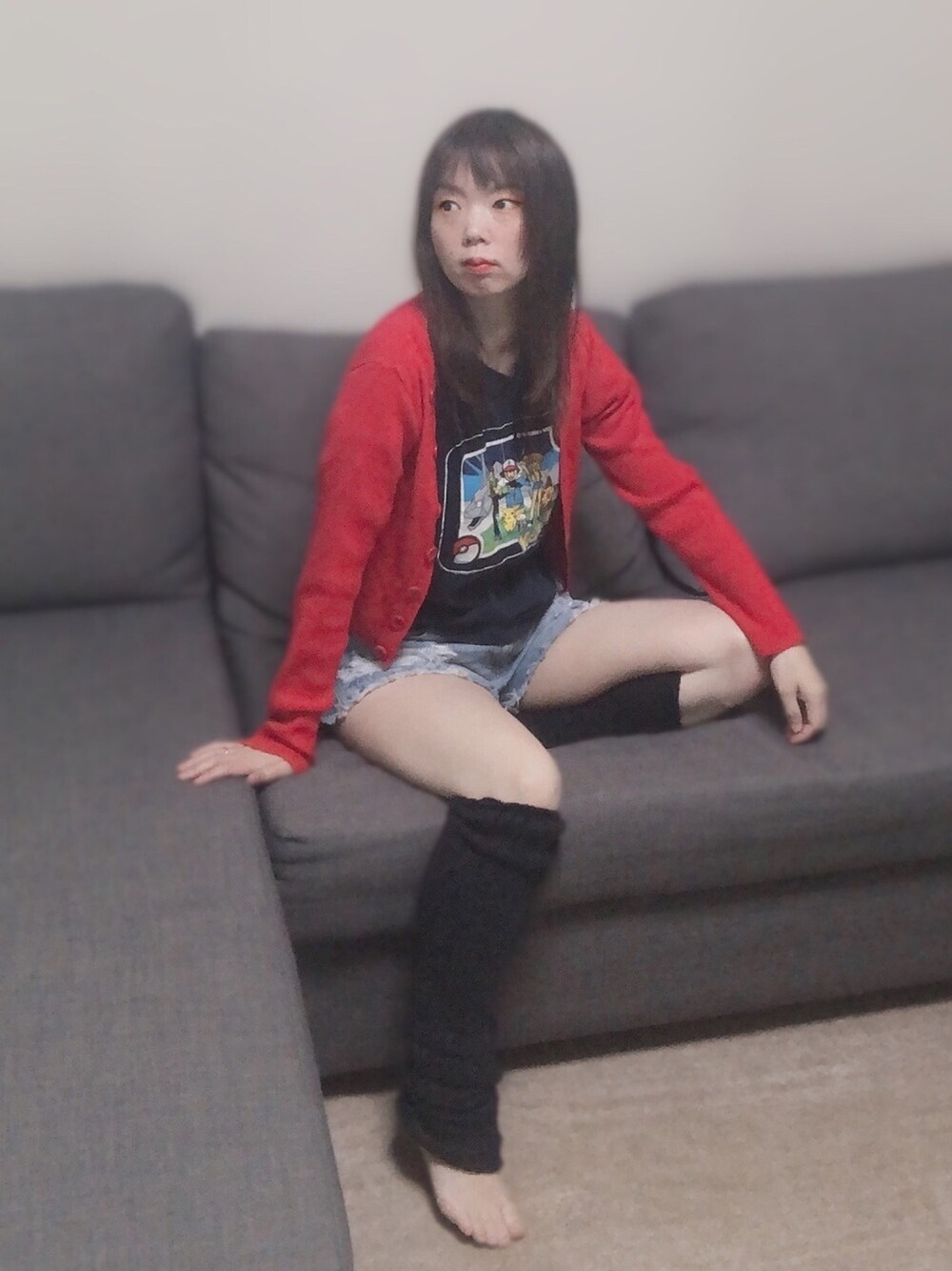 「おうちファッション、しまむら、カジュアルコーデ、dazzlin、ダズリン、ダズリン(dazzlin)、ポケモン、蔵出し！Tシャツ」｜「dazzlinのVネックマルチボタンカーデ（カーディガン/ボレロ、レッド系）」を使った、とらぱんさん（レディース・161cm）の春コーディネートの1枚目の写真