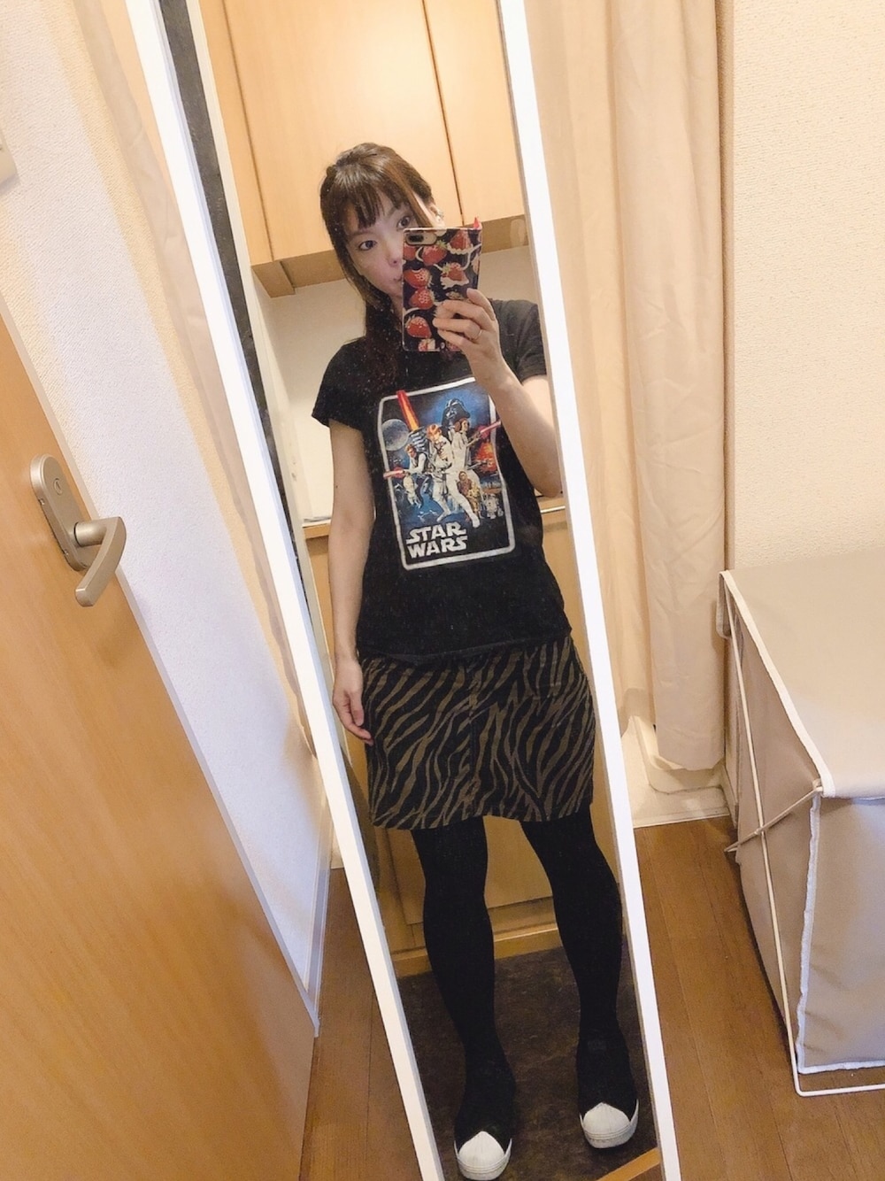 ブラック系のTシャツ/カットソー、その他のスカート、ブラック系のスニーカーを着用したレディースの秋コーディネートの1枚目の写真