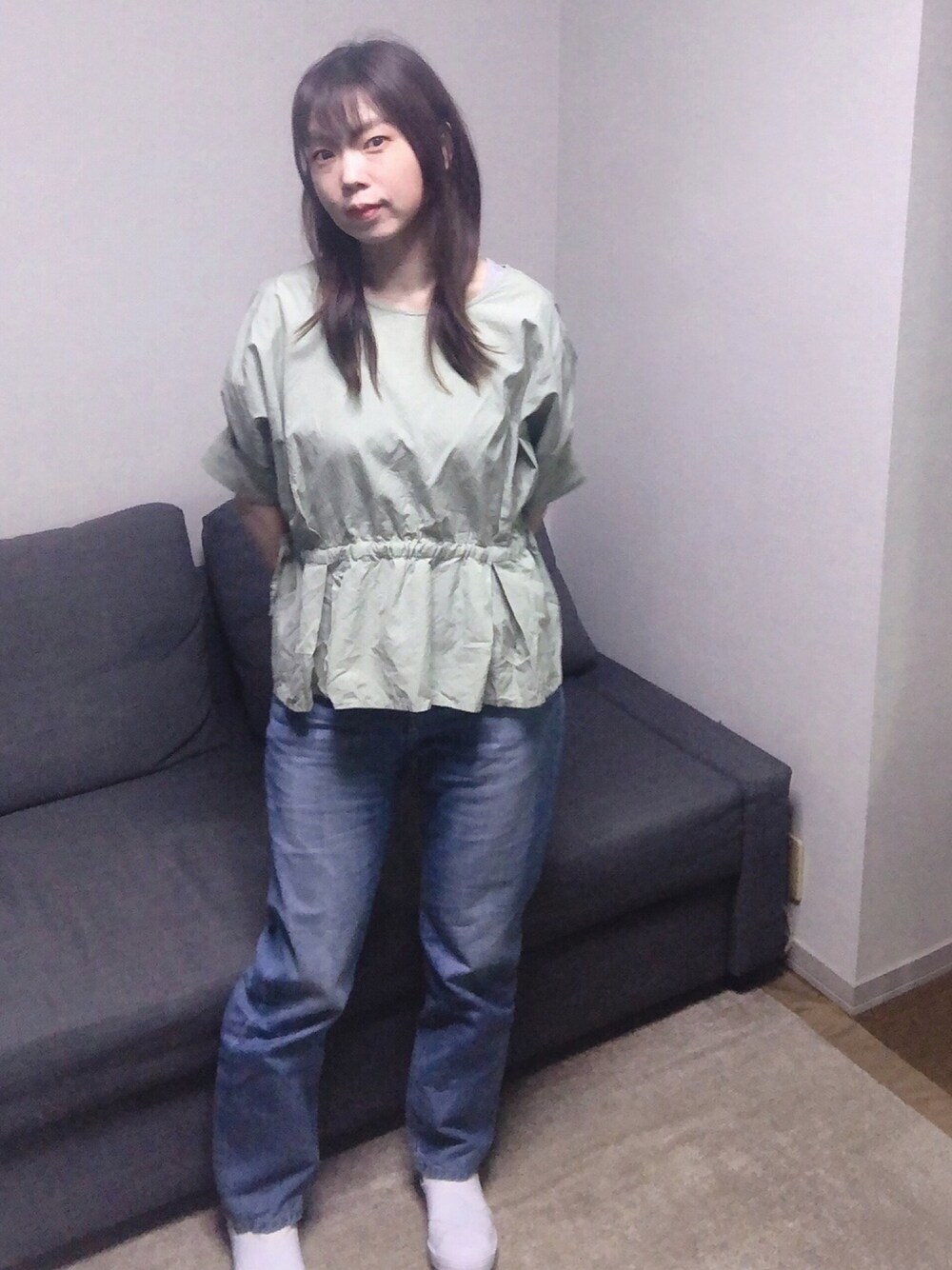 グリーン系のシャツ/ブラウス、ブルー系のパンツ、ホワイト系のスニーカーを着用したレディースの夏コーディネートの1枚目の写真
