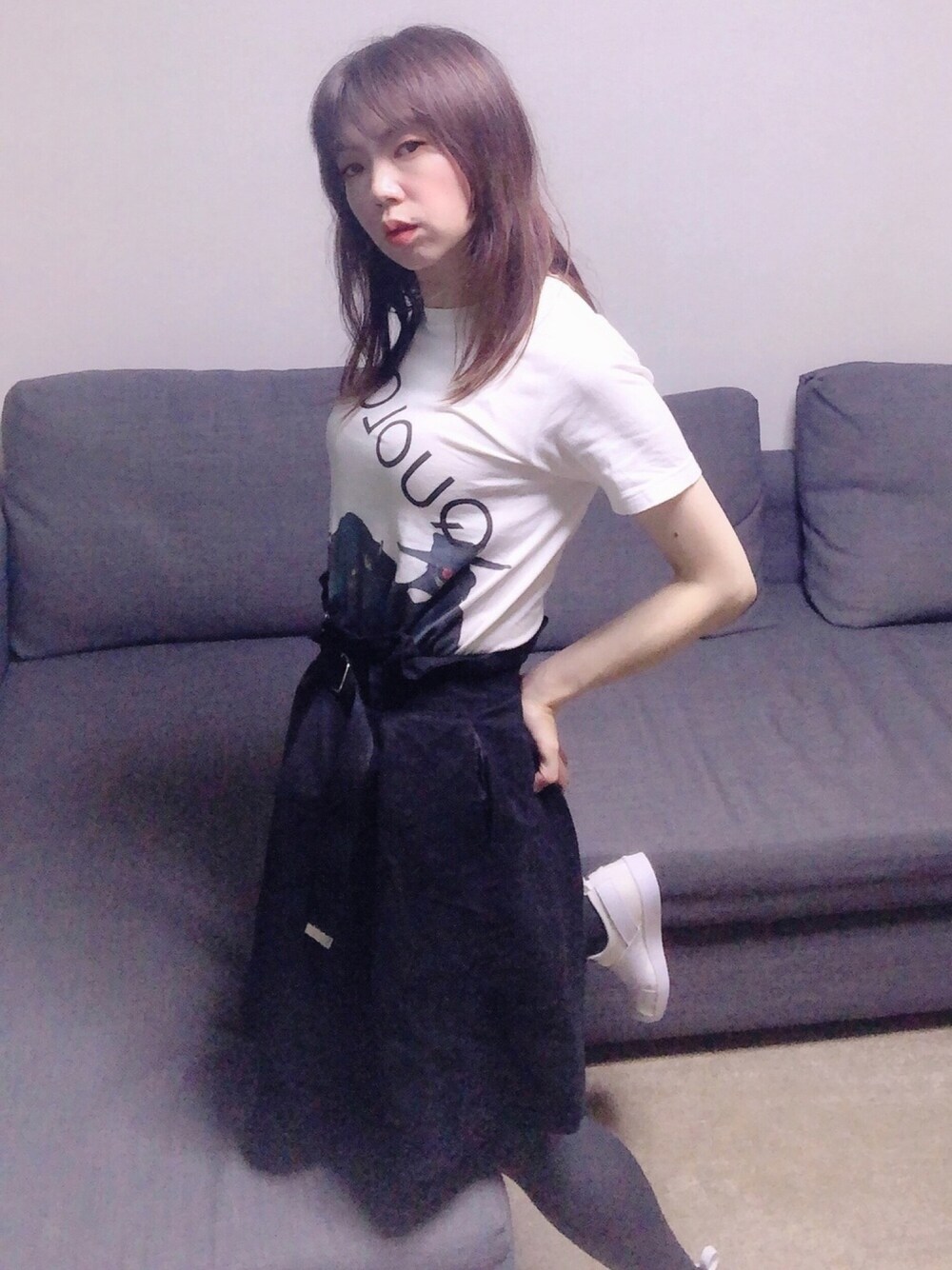 ホワイト系のTシャツ/カットソー、ブラック系のスカート、その他のその他を着用したレディースの夏コーディネートの1枚目の写真